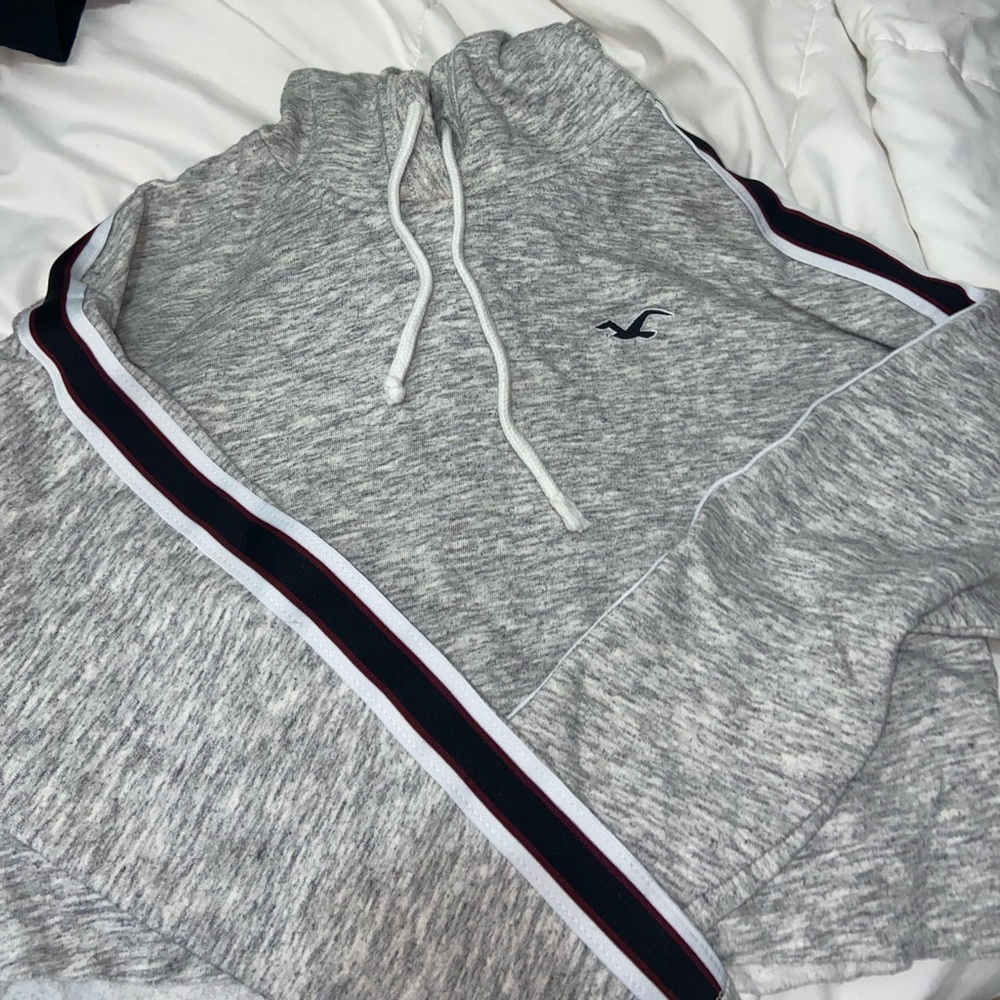 grey hollister crop top